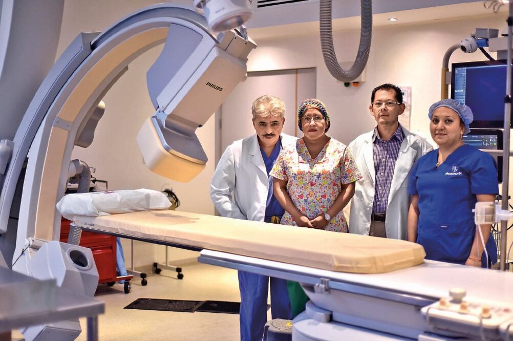 El procedimiento —con el equipo Angiojet— aplicado por primera vez en el mundo para “aspirar ” los trombos de las arterias del corazón, que encabezó el cardiólogo Jorge Hakim (izq) (KARLO REYES)