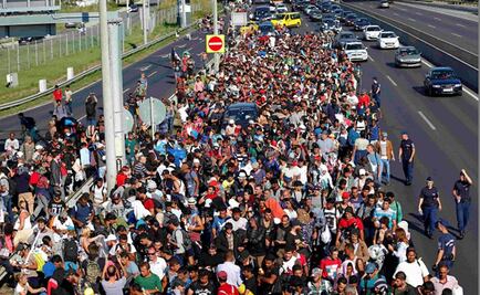 Cientos de refugiados abandonan a pie Budapest