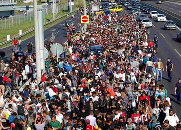 Cientos de refugiados abandonan a pie Budapest