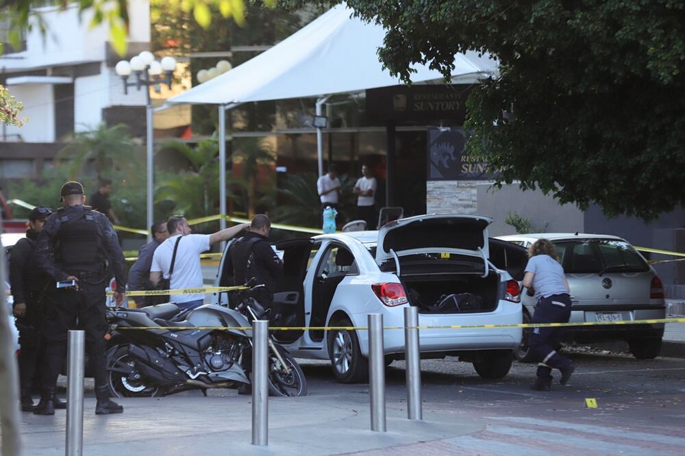 Atentado contra el ex fiscal ocurrido en avenida Chapultepec, en Guadalajara. (FOTO: JORGE ALBERTO MENDOZA. EL UNIVERSAL)