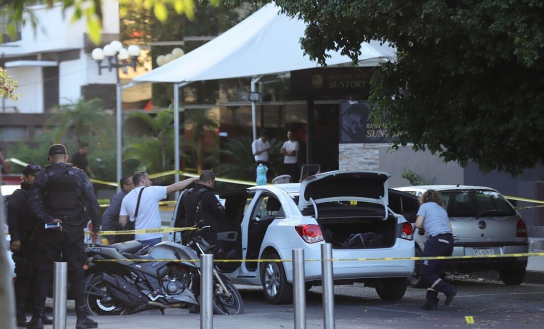 Atentado contra el ex fiscal ocurrido en avenida Chapultepec, en Guadalajara. (FOTO: JORGE ALBERTO MENDOZA. EL UNIVERSAL)