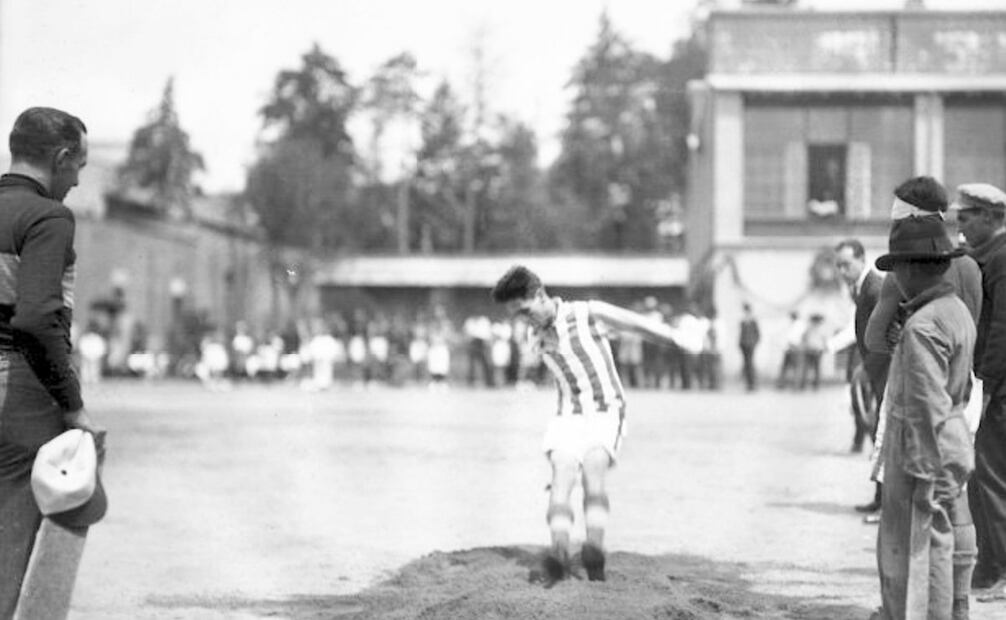 Exhibición de salto de longitud durante un evento deportivo en el patio de la fábrica de calzado Excélsior, 1906. Foto: INAH.