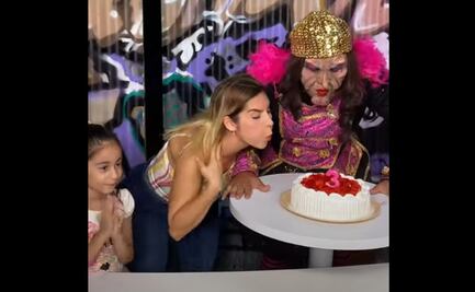 Karla Panini recrea video de la niña soplando al pastel y las redes la odian aún más