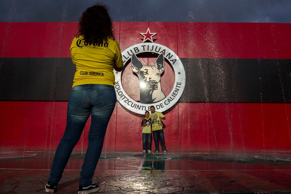 Imago7. Algunos aficionados de América llegan al Estadio Caliente