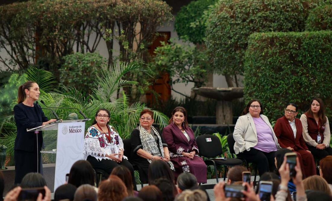 Se llevó a cabo el Encuentro Nacional de las Abogadas Mujeres en instalaciones del Claustro de Sor Juana; en el podium resaltó la participación de la Presidenta Claudia Sheinbaum, la Jefa de Gobierno Clara Brugada, así como la asistencia de Ernestina Godoy y Citlalli Hernández. Foto: Fernanda Zamora/ EL UNIVERSAL