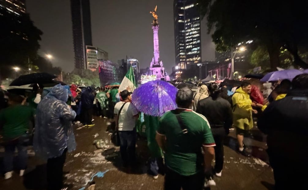La tormenta no apagó el entusiasmo de los asistentes, el cual se sostuvo firme con el triunfo del equipo tricolor por 3-0 ante Chequia.
Foto: Emilio Fernández