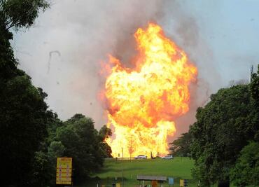 Incendio en tubería de gas deja 145 heridos en Malasia; llamas dañan 190 casas y 148 autos