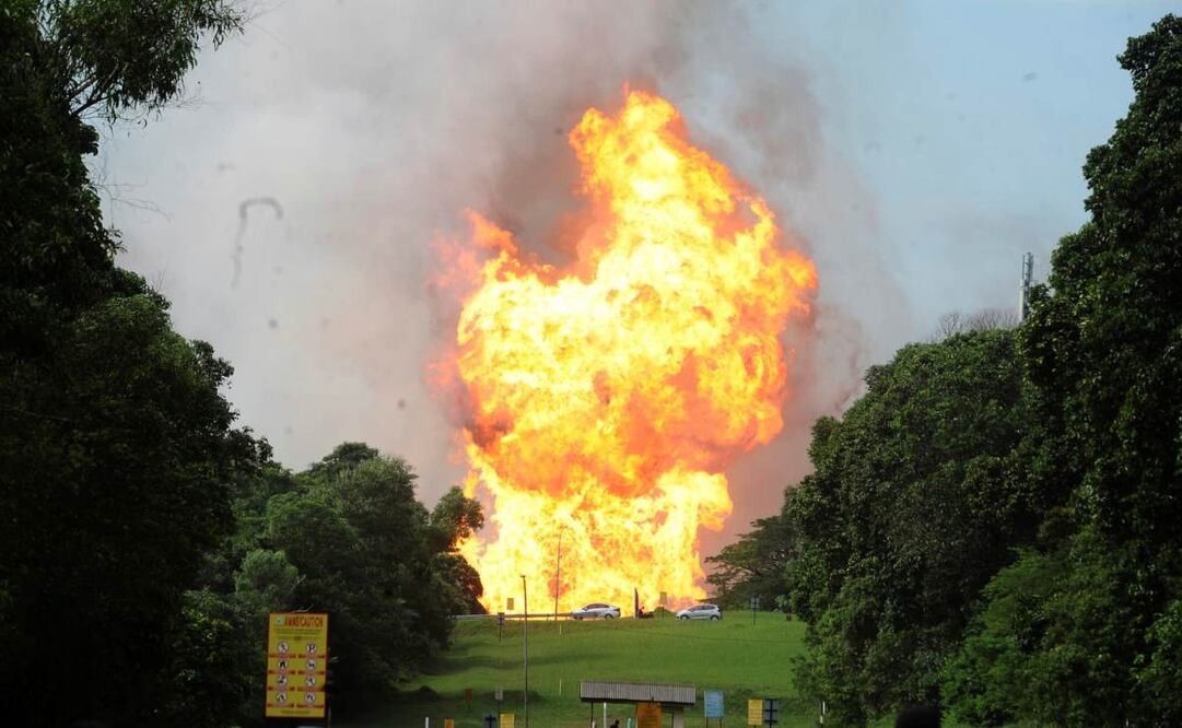 Un incendio provocado por un gasoducto roto en Putra Heights, en el estado de Selangor, Malasia, el martes 1 de abril de 2025. Foto. AP
