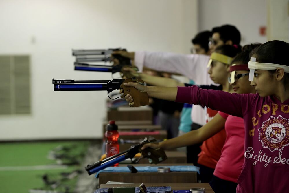 En el Centro de Alto Rendimiento de Nuevo León entrenan cerca de 60 jóvenes, desde los 9 años; entre los practicantes está Verónica, de 14 (en la foto), quien dice que antes sufría bullying por usar lentes (VALENTE ROSAS Enviado)