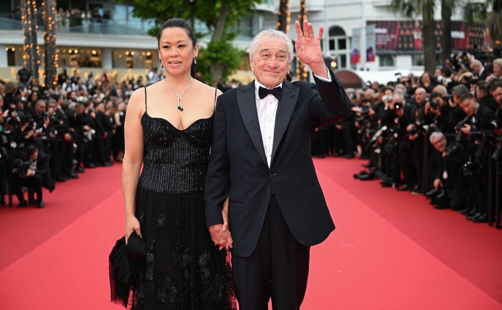 De Niro llegó acompañado de su pareja, la productora de cine Tiffany Chen, y recorrió sonriente la alfombra roja que daba acceso al Gran Théâtre Lumière. Foto: AFP
