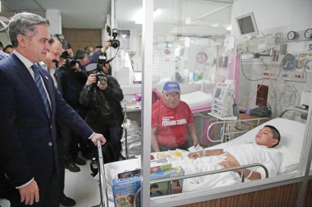 El jefe de gobierno visitó el Hospital Pediátrico de Peralvillo, donde regaló muñecas, pelotas y carritos a los pequeños (ALEJANDRA LEYVA. EL UNIVERSAL)