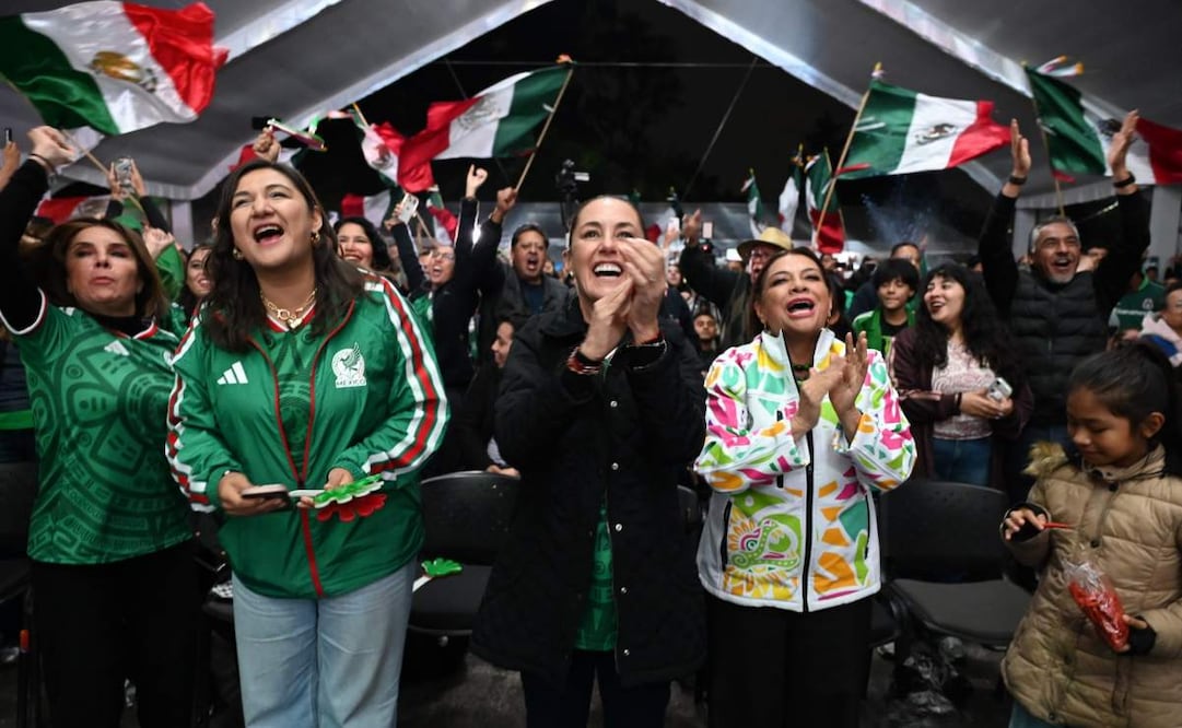 La presidenta de México, Claudia Sheinbaum, en el Parque Tezozómoc, Azcapotzalco, Ciudad de México, mirando el partido de futbol México contra Ecuador. Foto: Presidencia