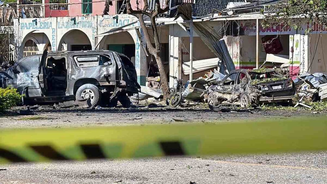La explosión destruyó seis vehículos y varios locales comerciales; la onda expansiva también alcanzó a viviendas ubicadas a 200 metros. Foto: Carlos Arrieta / EL UNIVERSAL