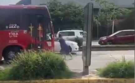 VIDEO: Chófer de autobús embiste a mujer en Jalisco; le reclamaba haber atropellado a su mascota