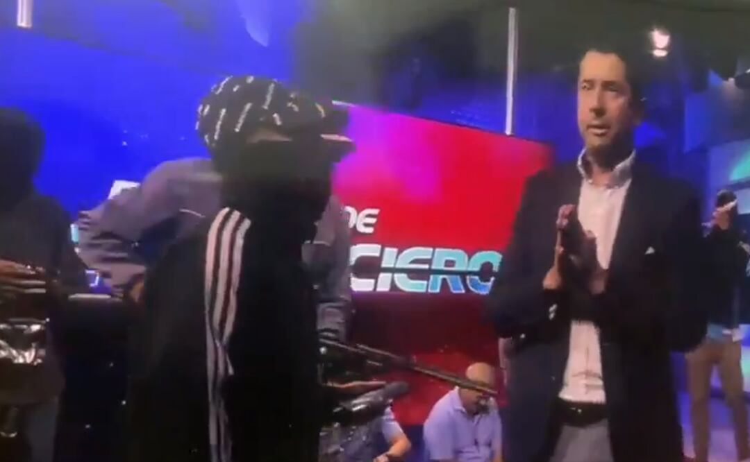 Hombres armados ingresaron a un estudio donde se transmitía el noticiero. Foto: Tomada de Video