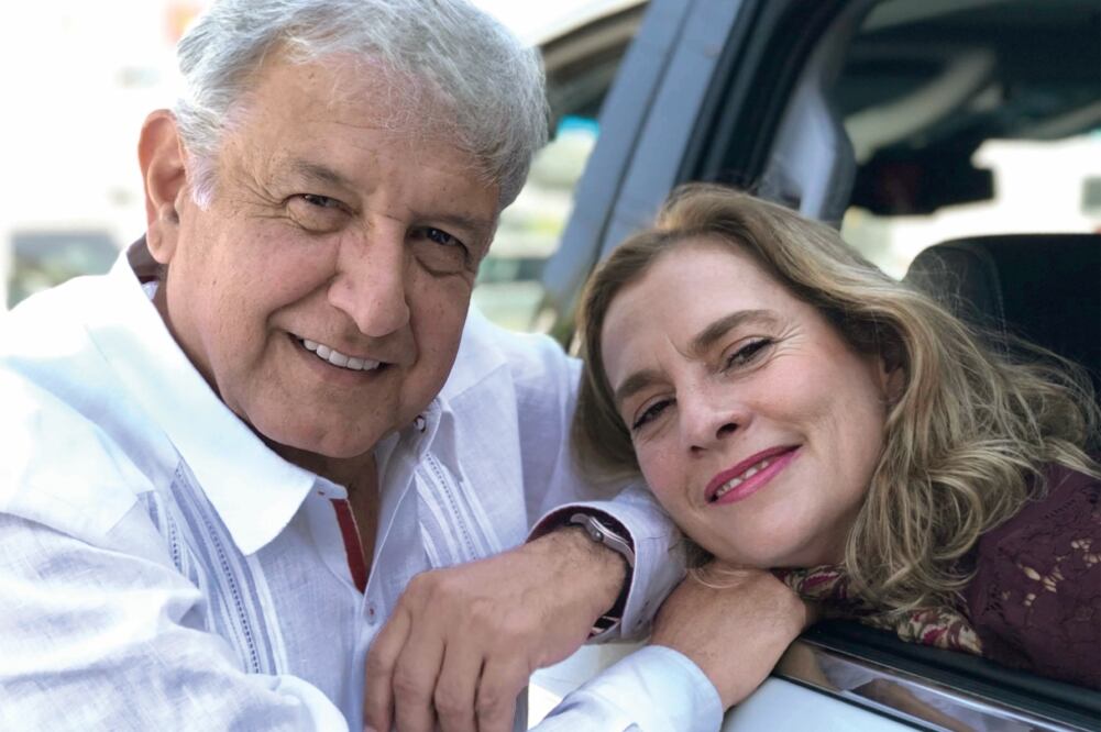 Andrés Manuel López Obrador subió a redes sociales una foto con su esposa Beatriz Gutiérrez con la leyenda: “Aquí pobremente echando novio” (TOMADA DE FACEBOOK)