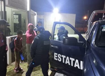 Mujer auxilia a menor extraviado que se separó de su padre al bajar de transporte público en Zumpango