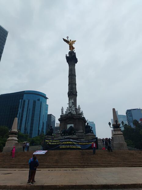 Colocan manta de desaparecidos al pie del Ángel de la Independencia (04/06/2026). Foto: Eduardo Dina / EL UNIVERSAL