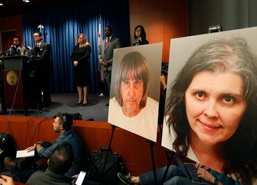 Acusan de tortura, abuso y actos lascivos a padres de los 13 hermanos cautivos en EU