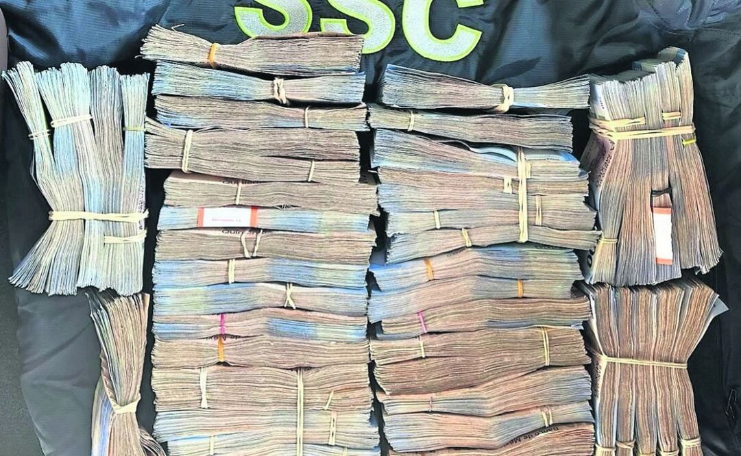 Los policías se percataron que el conductor llevaba paquetes de billetes en cajas de cartón. Foto: Especial