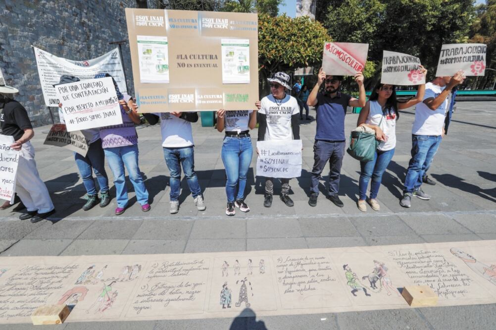 Trabajadores de diversas áreas de la institución, inconformes por la situación laboral y despidos de contratados por el Capítulo 3000, expresaron: “No hay nada que celebrar”. (LUIS CORTÉS. EL UNIVERSAL)
