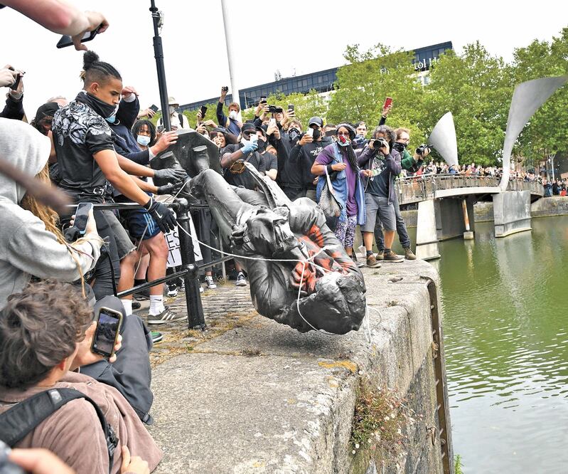 En Reino Unido, un grupo de manifestantes arrojaron ayer una estatua del comerciante de esclavos Edward Colston al puerto de Bristol, en respuesta al asesinato de George Floyd por policías en Minneapolis, Estados Unidos. Foto: BEN BIRCHALL. AP