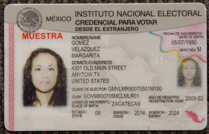 Avala INE nuevo modelo de credencial para votar en el extranjero