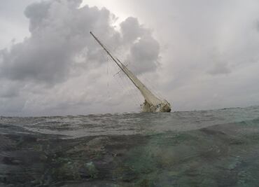 Encalla velero estadounidense en Área Natural Protegida de Quintana Roo