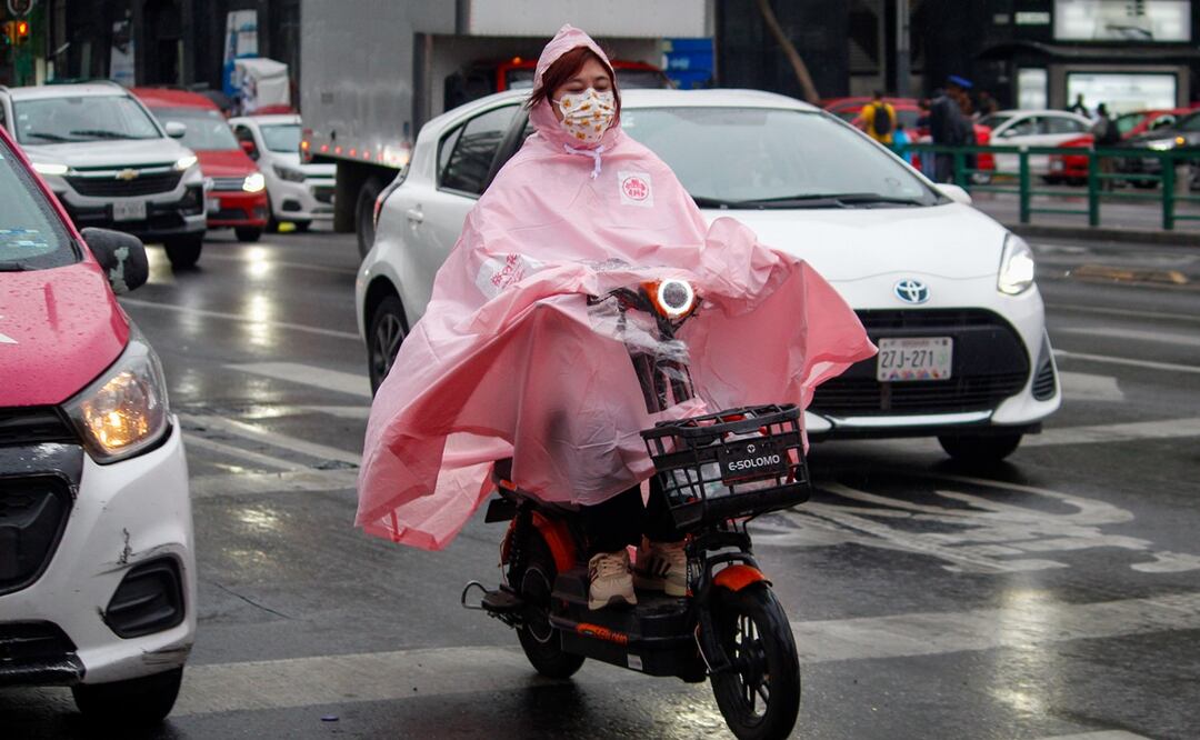 Ligera lluvia sorprende a los capitalinos que transitan por las calles del centro histórico. Foto: Luis Camacho|El Universal