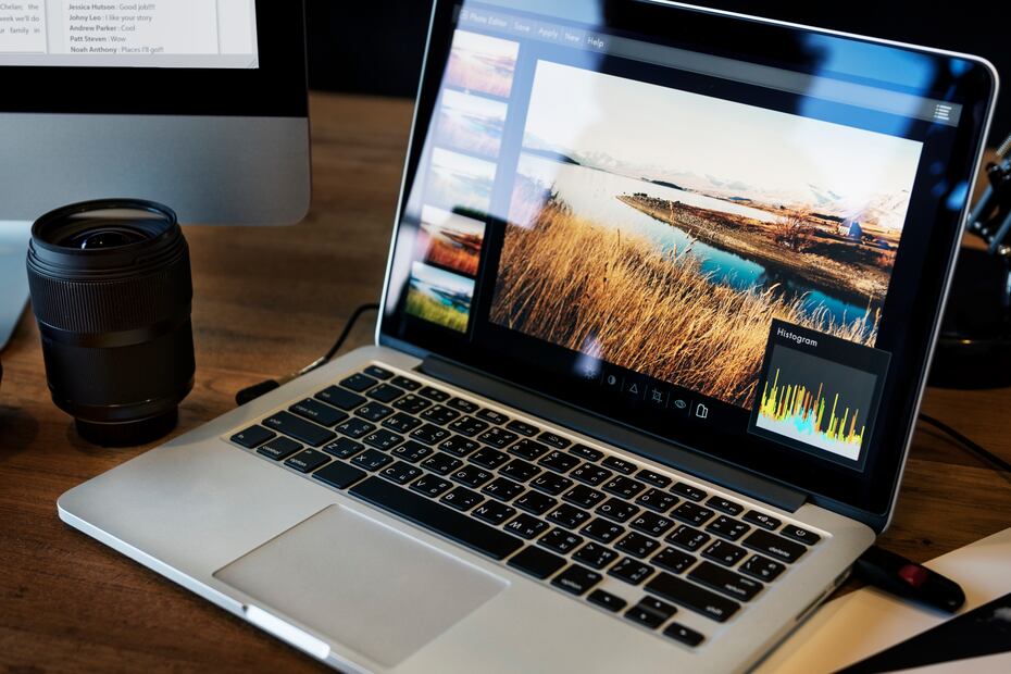 Antes de comprar una laptop, toma en cuenta para que actividades se usará. Foto: Magnific