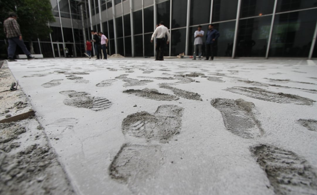 Los sobrevivientes del Movimiento Estudiantil del 68 dejaron sus huellas en la explanada del Centro Cultural Universitario (CCU) Tlatelolco. 