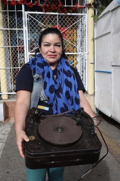 Mujeres que hacen bailar la calle
