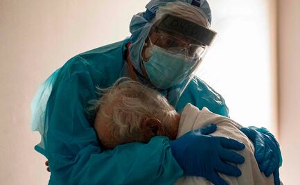 "Estaba llorando": se viraliza foto de abuelito con Covid-19 abrazando a médico en EU