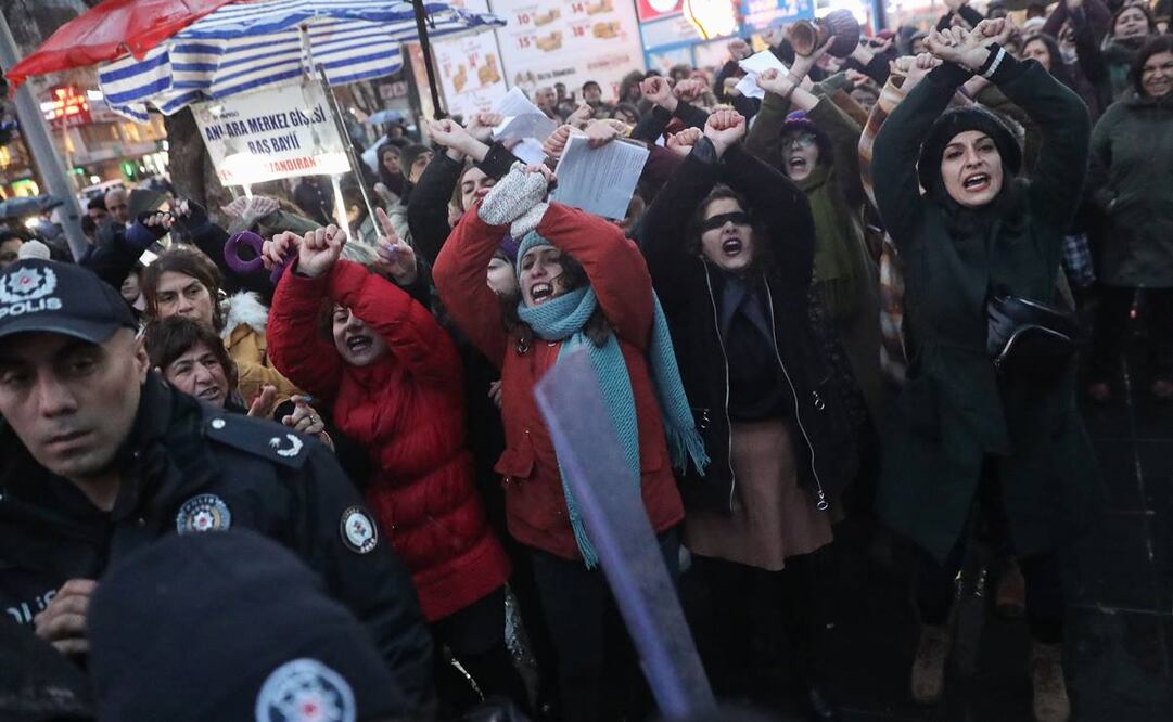 Mujeres protestaron en Turquía con la canción "Un violador en tu camino", antes de que la policía las dispersara  (Foto: AFP)