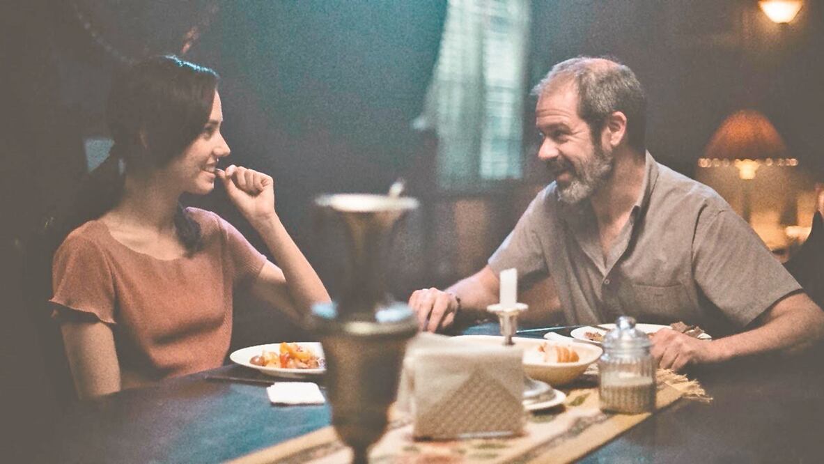 Un cura retirado (Juli Fábregas) intenta sanar a una chica. Foto: NETFLIX