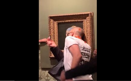 Arrojan salsa de tomate cerca de obra de Vermeer en Países Bajos