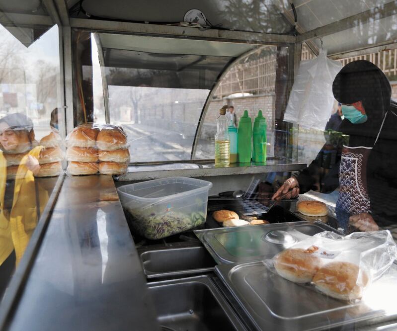 Afganos están optimistas sobre el acuerdo entre EU y el Talibán, que se prevé se firme hoy en Doha, Qatar. Foto: JAWAD JALALI. EFE