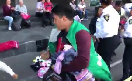 Empleados de CDMX se llevan productos de artesanos indígenas en el Zócalo