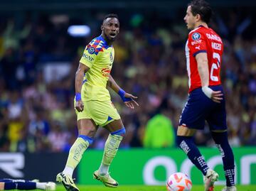 La burla de Julián Quiñones a Alan Mozo en su autogol