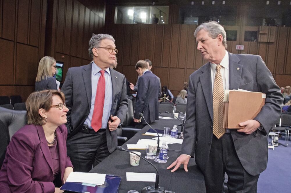 Los integrantes de la Comisión de Asuntos Jurídicos, Amy Klobuchar y Al Franken, de Minnesota, luego de que la nominación de Gorsuch pasó al Senado. (J. SCOTT APPLEWHITE. AP)
