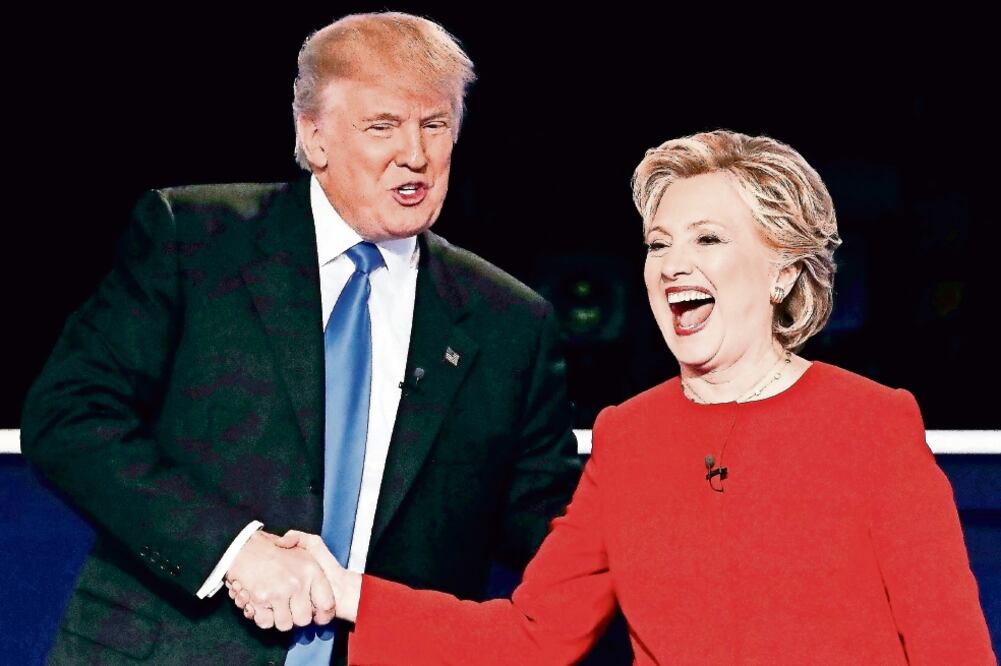 Los candidatos a la presidencia de Estados Unidos, el republicano Donald Trump y la demócrata Hillary Clinton, estrechando manos al término del primer debate. (FOTO: REUTERS ARCHIVO)
