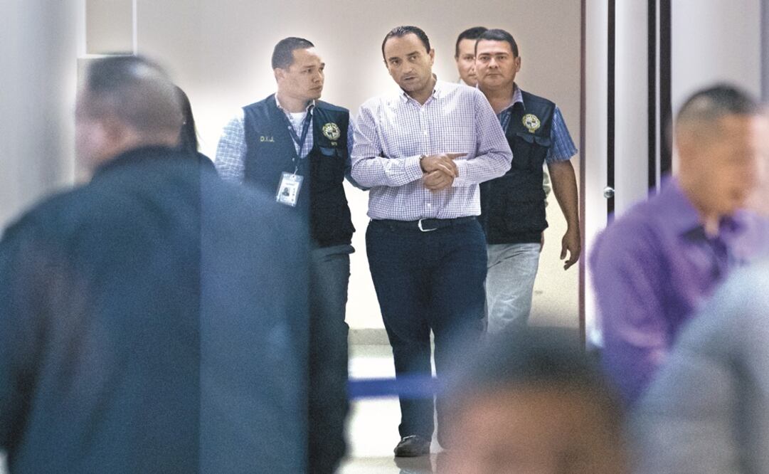 Roberto Borge, former governor of Quintana Roo of the ruling Institutional Revolutionary Party (PRI), is escorted by security forces – Photo: Germán Espinosa/EL UNIVERSAL