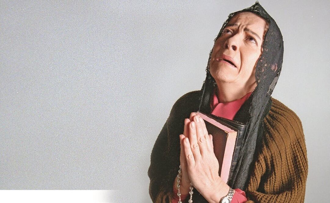 Chabelita reza para que puede encontrar trabajo en Canadá. (ARCHIVO EL UNIVERSAL)