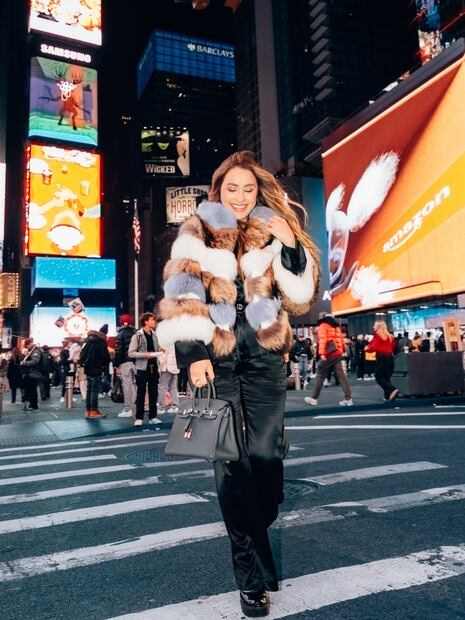 Cynthia Rodríguez luce chamarra efecto pelo en New York. Foto: Instagram @cynoficial