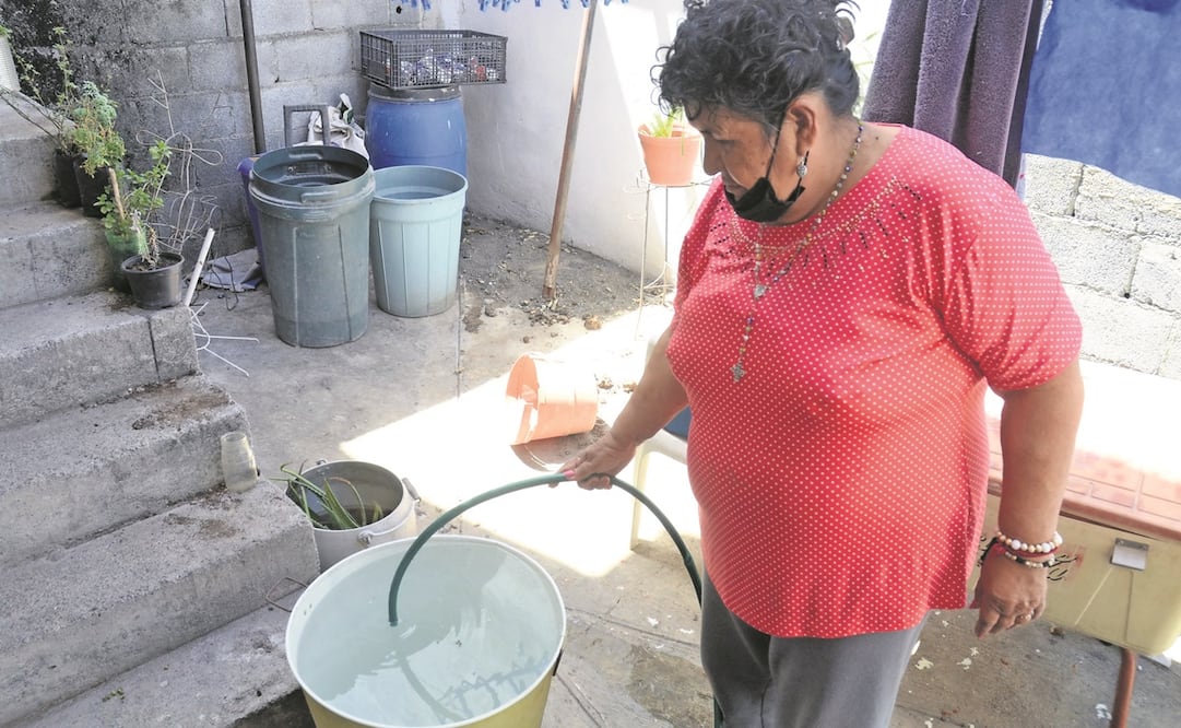 Ante los recortes en el suministro de agua en la Zona Metropolitana de la entidad, habitantes almacenaron el líquido en cubetas y botes. Foto: Emilio Vásquez/ EL UNIVERSAL