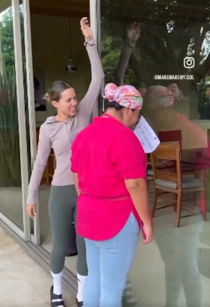 Con una hoja de papel en las mano que decía “Válido por un día de descanso”, la creadora de contenido, “jugó” con sus empleadas. Foto: Instagram @makebakery.gdl