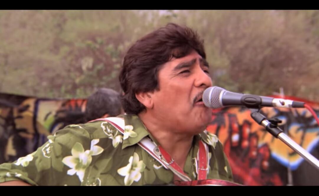 Celso Piña fue caracterizado como un jardinero en la cinta, para un final alternativo, pero salió en la edición. Foto: Captura tráiler "Cumbia callera"
