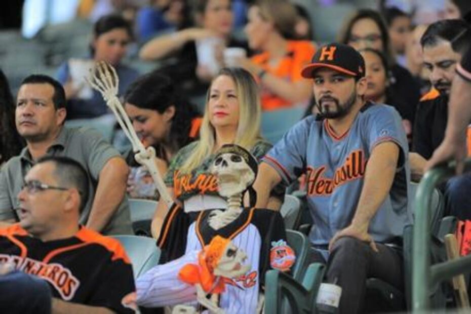 Rufino, la "Calaca Beisbolera" aficionada de Los Naranjeros