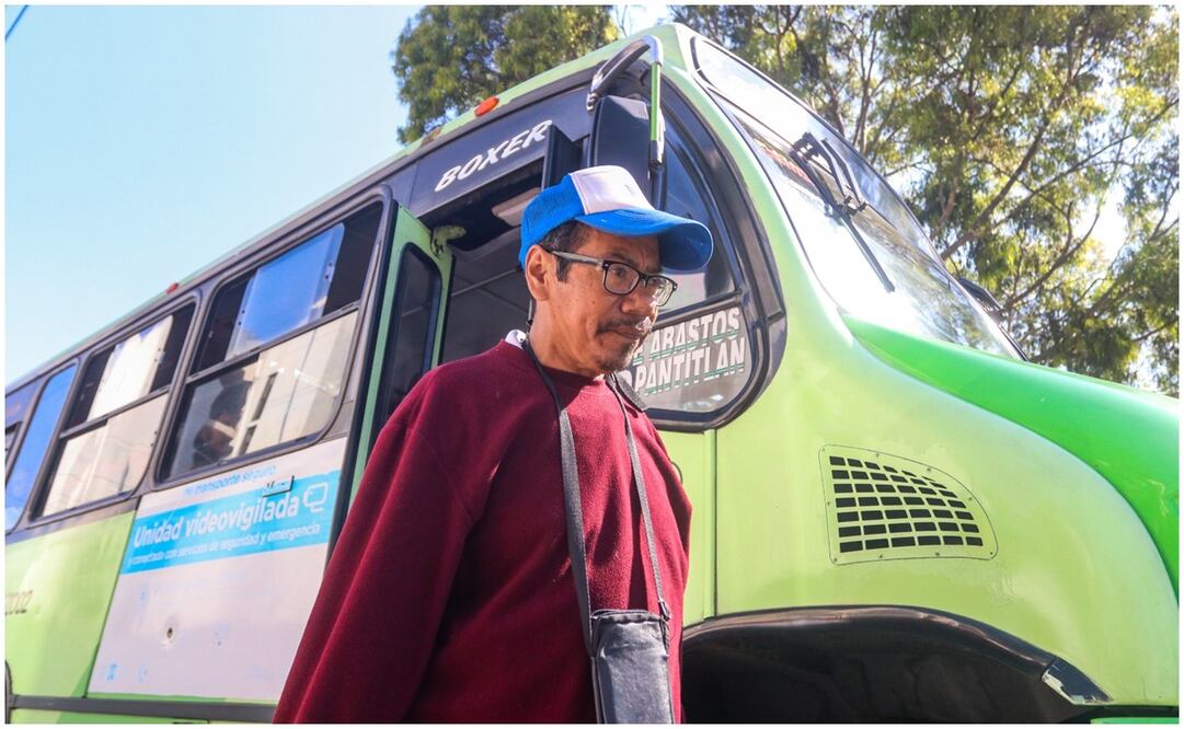 Fernando García, checador de la base ubicada en la Calzada Ignacio Zaragoza y Río Churubusco. Foto: Especial