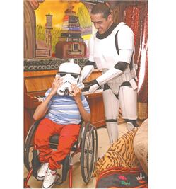 El stormtrooper que botea en la CDMX para comprar el medicamento de su hijo